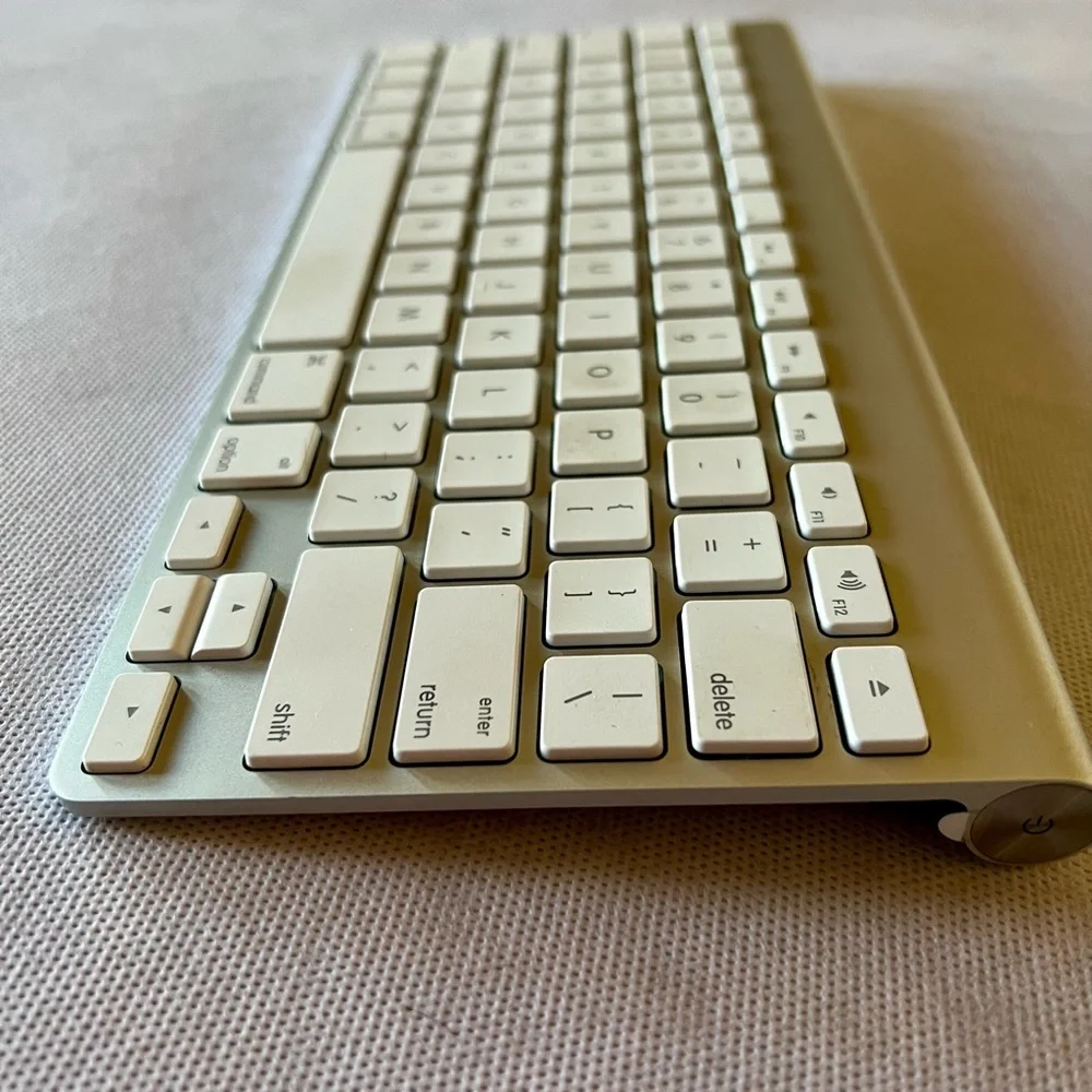 Apple Mac Wireless Bluetooth Keyboard with box model A1314